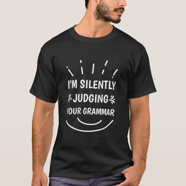 Camiseta Eu estou silenciosamente julgando seu professor de (Frente)