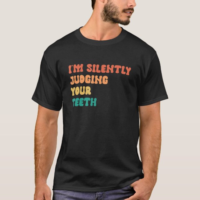 Camiseta Eu estou silenciosamente julgando seus dentes (Frente)
