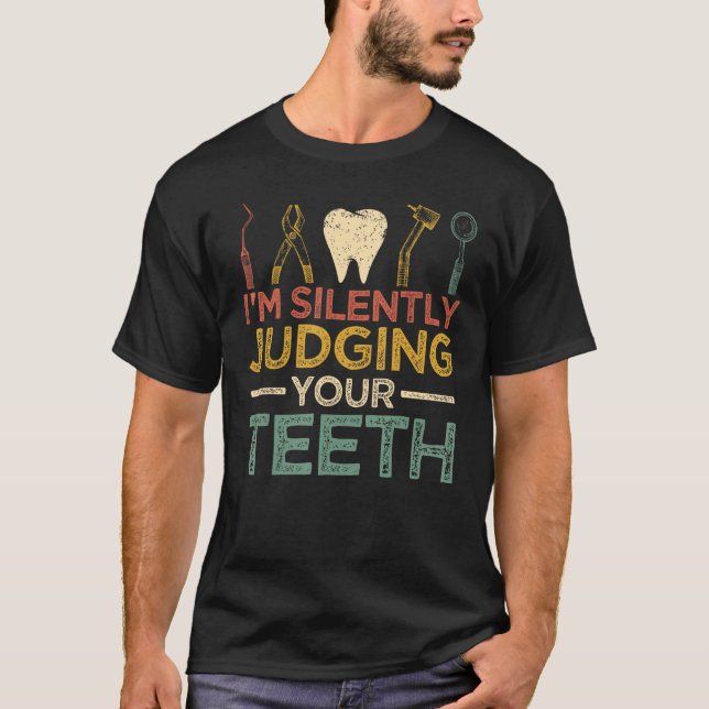 Camiseta Eu estou silenciosamente julgando seus dentes doid (Frente)