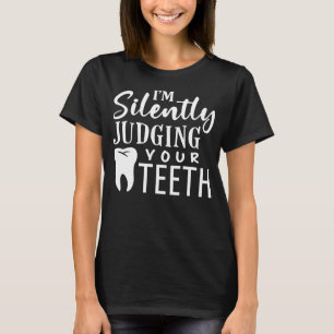 Camiseta Eu estou silenciosamente julgando seus dentes por