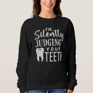 Camiseta Eu estou silenciosamente julgando seus dentes por