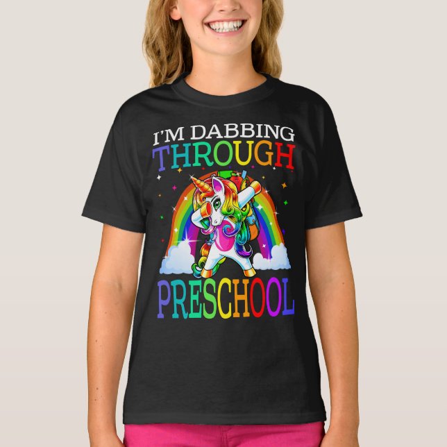 Camiseta Eu estou vacilando pelo Unicórnio da Pré-escola. (Frente)