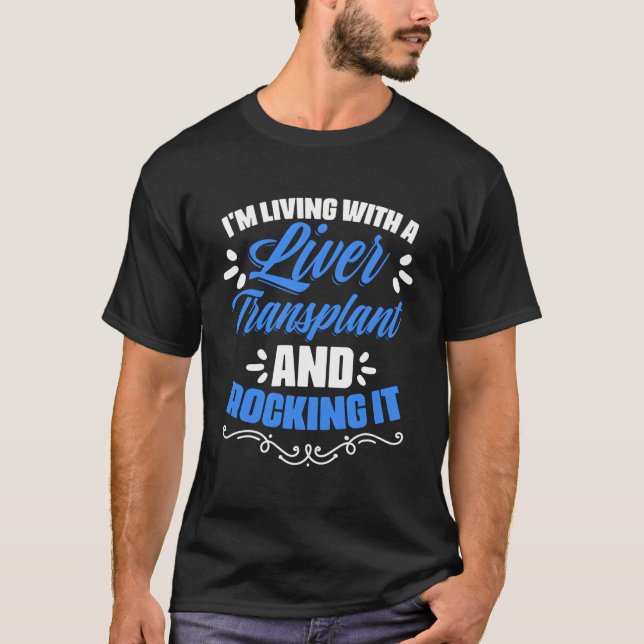 Camiseta Eu Estou Vivendo Com Um Transplante De Fígado E En (Frente)