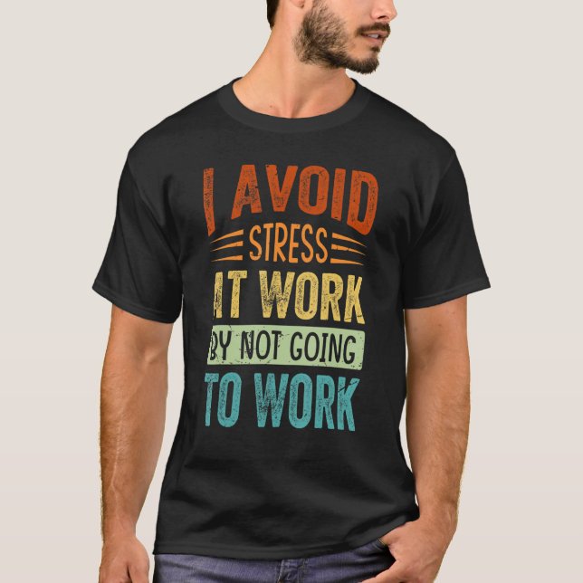 Camiseta Eu Evito Estresse No Trabalho Sem Trabalhar Em Sar (Frente)
