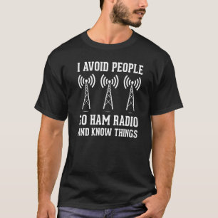 Camiseta Eu Evito que as Pessoas Fiquem Loucas no Rádio  
