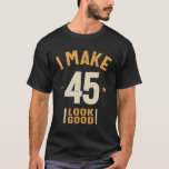Camiseta Eu Faço 45 Parecerem Bons - 45º Aniversário Engraç<br><div class="desc">Celebre seu aniversário de 45 anos em estilo com este design humorístico que orgulhosamente declara, "Eu faço 45 ficar bom." Perfeito para qualquer um que tenha 45 anos e queira abraçar sua idade com um pouco de humor e talento. Ideal para quem comemora seu 45º aniversário ou para quem se...</div>
