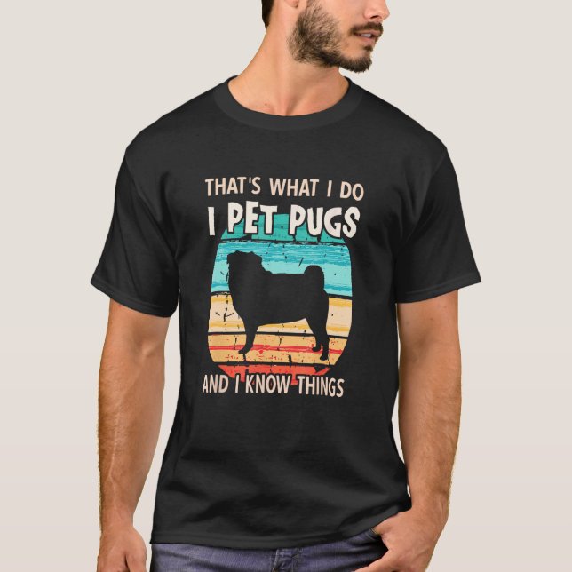 Camiseta Eu Faço Carinho em Pug e Sei das Coisas - Mantened (Frente)