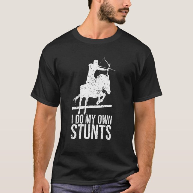 Camiseta Eu Faço Meus Próprios Estunts Arquearia Montada Ar (Frente)