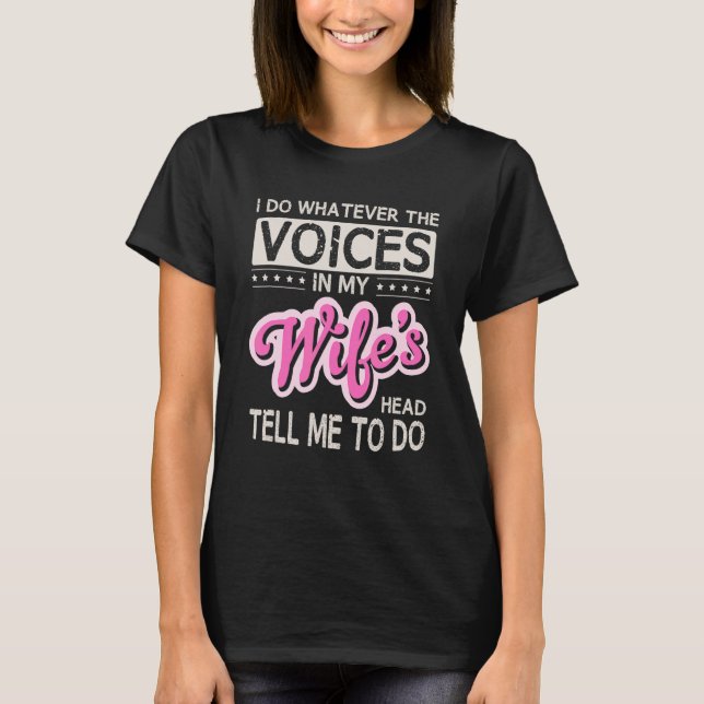 Camiseta Eu faço o que as vozes na cabeça da minha esposa m (Frente)