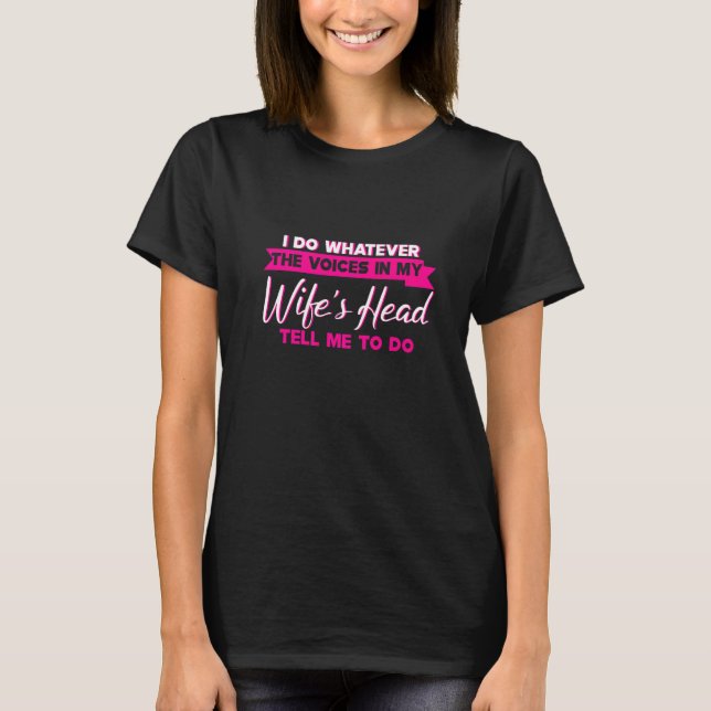 Camiseta Eu faço o que as vozes na cabeça da minha esposa m (Frente)