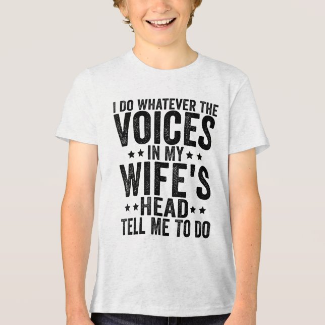 Camiseta Eu Faço O Que As Vozes Na Minha Cabeça De Esposas  (Frente)