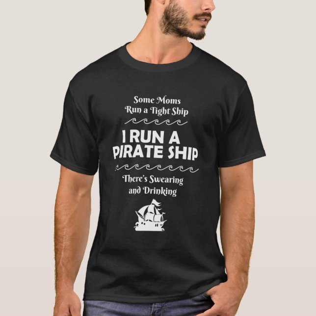 Camiseta Eu Faço Um Bebendo De Nave Pirata, Curioso Mãe Mo (Frente)