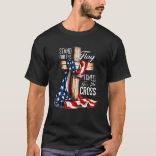 Camiseta Eu Fico De Pé pela Bandeira e Me ajoelho Pela Cruz