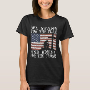 Camiseta Eu Fico De Pé Pela Bandeira E Me Curvo Pela Cruz