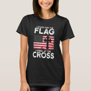Camiseta Eu Fico De Pé Pela Bandeira Eu Me Ajoelho Na Cruz