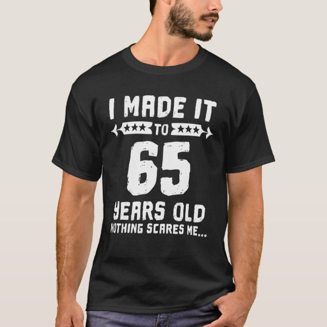 Camiseta Eu Fiz Com 65 Anos De Idade Nada Me Assusta 65º B (Frente)