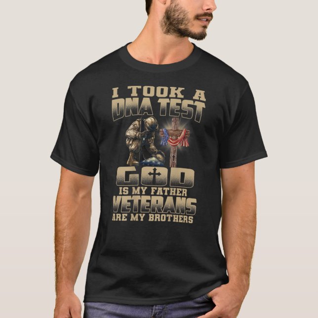 Camiseta Eu Fiz Um Teste De DNA Deus É Meu Pai Veteranos É  (Frente)