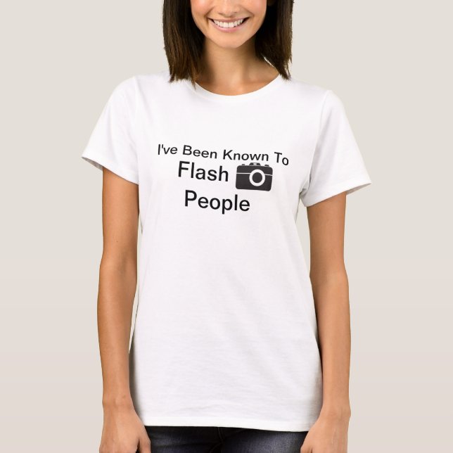 Camiseta Eu fui conhecido para piscar pessoas (Frente)