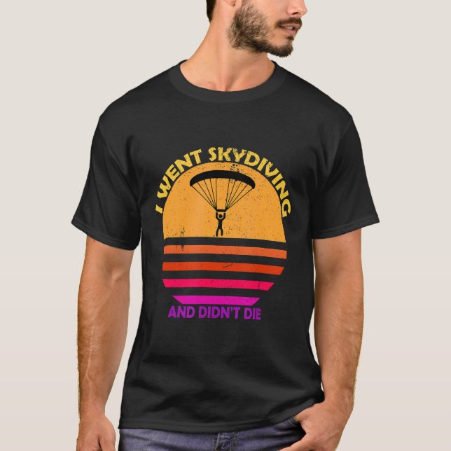 Camiseta Eu Fui Saltar de Paraquedas E Não Morri Presente (Frente)