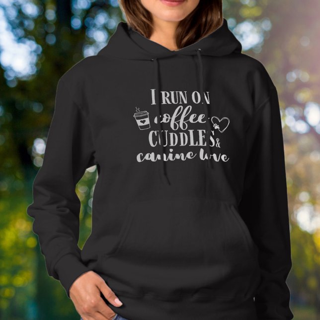 Camiseta Eu Funciono com Café, Abraços e Amor Canino Branco (Criador carregado)