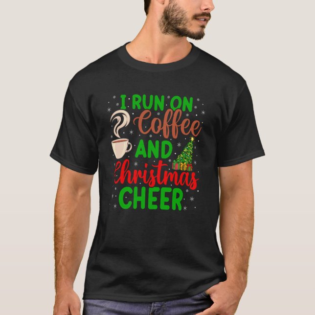 Camiseta Eu Funciono Com Café e Alegria de Natal Funny Xmas (Frente)