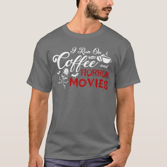 Camiseta Eu Funciono Com Café E Amigos De Filmes De Terror (Frente)