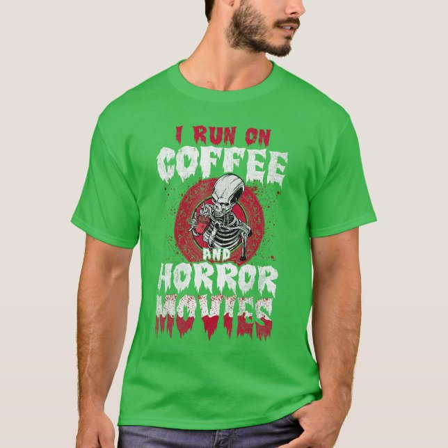 Camiseta Eu Funciono com Café e Filmes de Terror amigo amig (Frente)