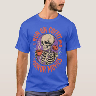 Camiseta Eu Funciono Com Café e Filmes de Terror amigo engr