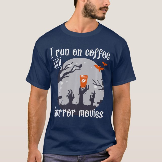 Camiseta Eu Funciono com Café E Filmes de Terror Divertido  (Frente)