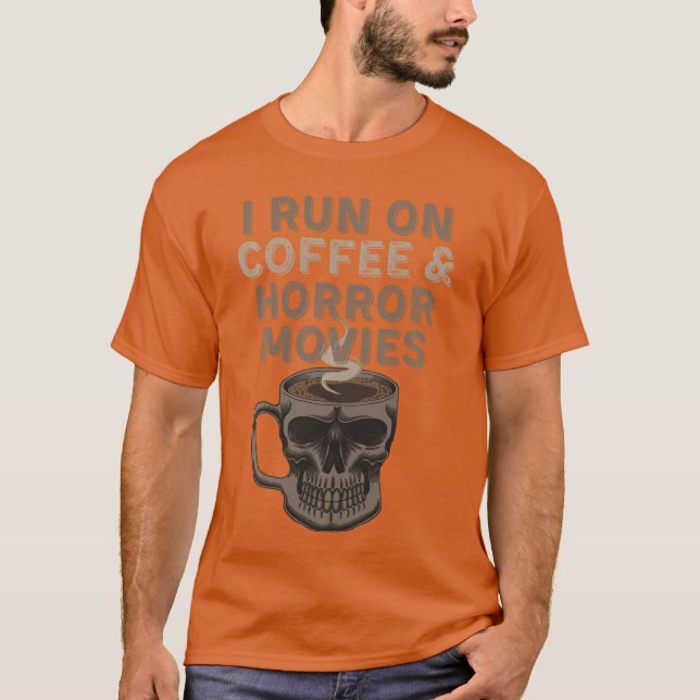 Camiseta Eu funciono com café e filmes de terror fantasia d (Frente)