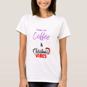 Camiseta Eu Funciono com Café e Vibrações de Natal Senhoras