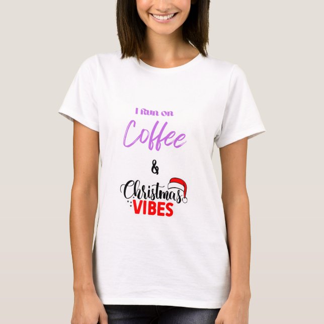Camiseta Eu Funciono com Café e Vibrações de Natal Senhoras (Frente)