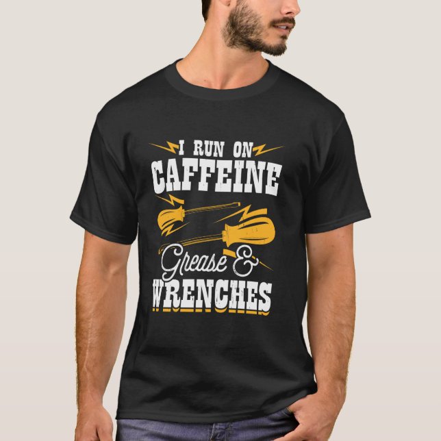 Camiseta Eu Funciono com Cafeína, Graxa e Chaves de Fenda (Frente)