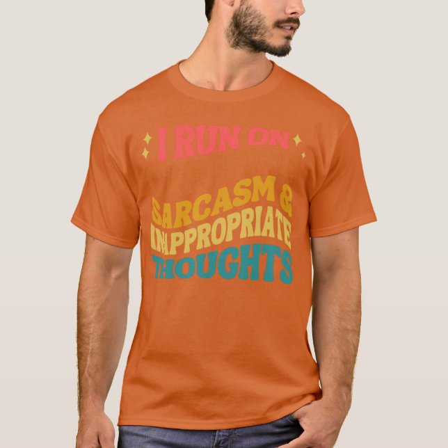 Camiseta Eu Funciono Com Cafeína Sarcasmo E Pensamentos Ina (Frente)