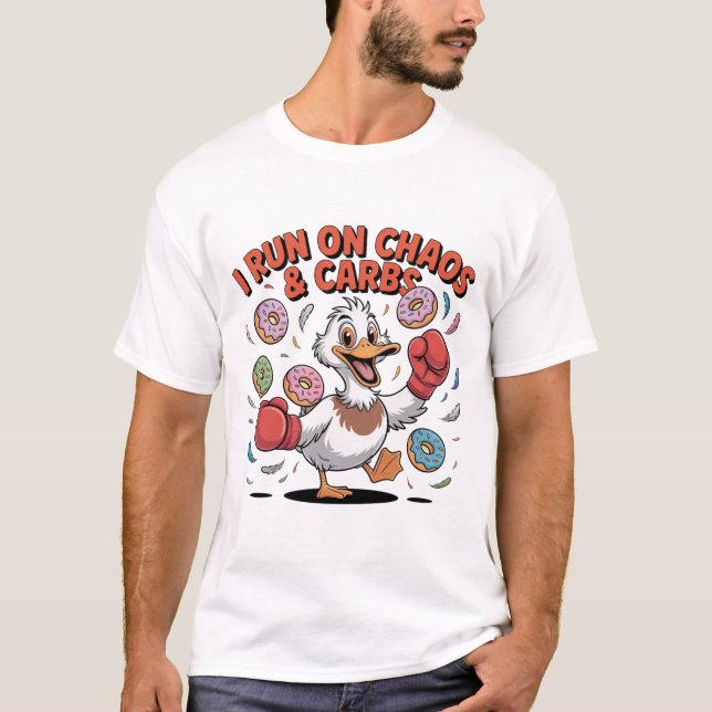 Camiseta Eu Funciono no Caos e Carboidratos Pato Divertido (Frente)