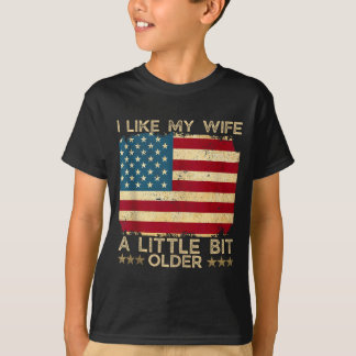 Camiseta Eu Gosto da Minha Esposa Um Pouco Mais Velha Dito 