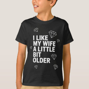 Camiseta Eu Gosto da Minha Esposa Um Pouco Mais Velha Dito 
