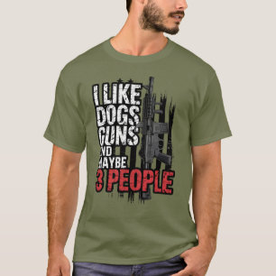 Camiseta Eu Gosto de Cães, Armas e Talvez 3 Pessoas Amante