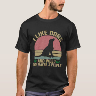 Camiseta Eu gosto de cães e ervas daninhas e talvez 3 Pesso
