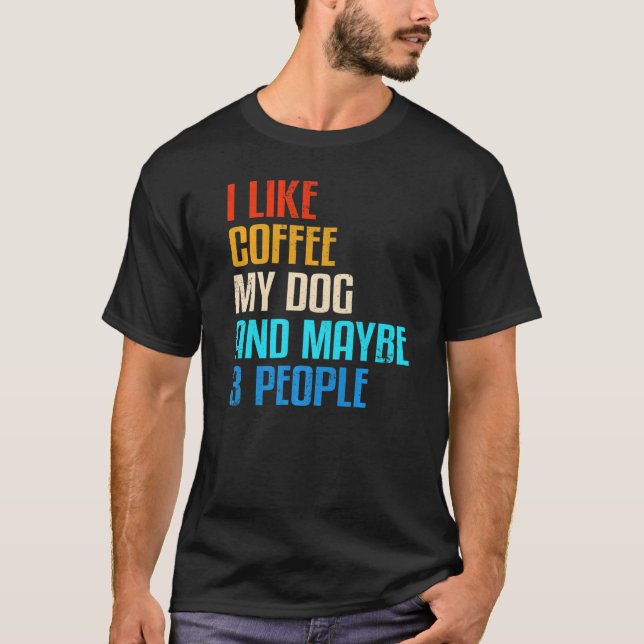 Camiseta Eu Gosto De Café Meu Cachorro E Talvez 3 Pessoas (Frente)
