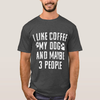 Camiseta Eu Gosto de Café Meu Cachorro E Talvez Três Pessoa