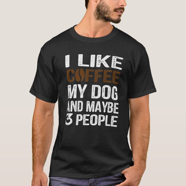 Camiseta Eu Gosto De Café Meu Cachorro E Talvez Três Pessoa (Frente)