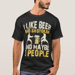 Camiseta Eu gosto de cerveja e shotokan e talvez três pesso