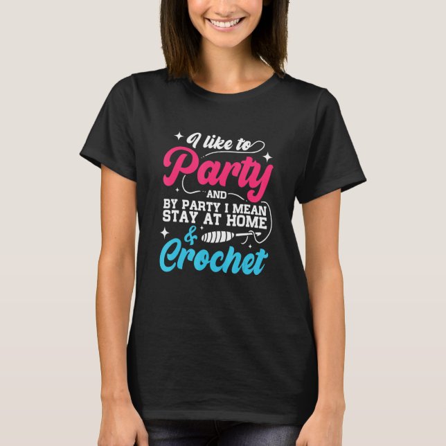 Camiseta Eu Gosto De Festas E Ficar Em Crochê Em Casa (Frente)