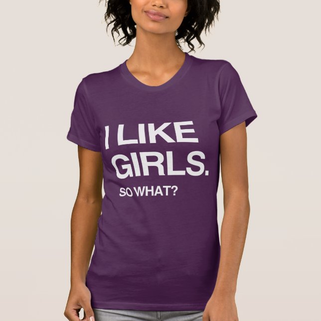 CAMISETA EU GOSTO DE GAROTAS ENTÃO E DAÍ (Frente)