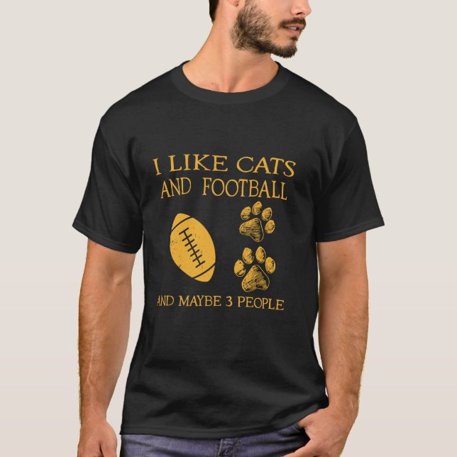 Camiseta Eu gosto de gatos e futebol e talvez três pessoas (Frente)