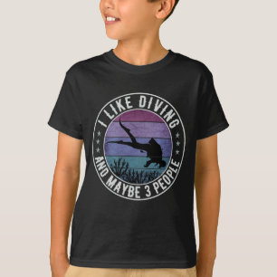CAMISETA EU GOSTO DE MERGULHAR E TALVEZ 3 PESSOAS PRESENTE