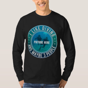 CAMISETA EU GOSTO DE MERGULHO E TALVEZ 3 PESSOAS PERSONALIZ