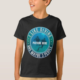 CAMISETA EU GOSTO DE MERGULHO E TALVEZ 3 PESSOAS PERSONALIZ