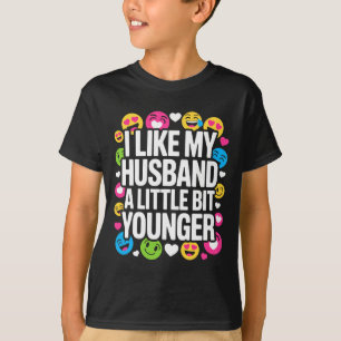 Camiseta Eu Gosto do Meu Marido Um Pouco Mais Jovem Dito Di
